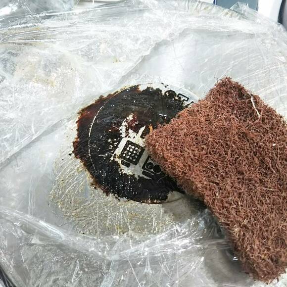 がんこたわしでこする様子