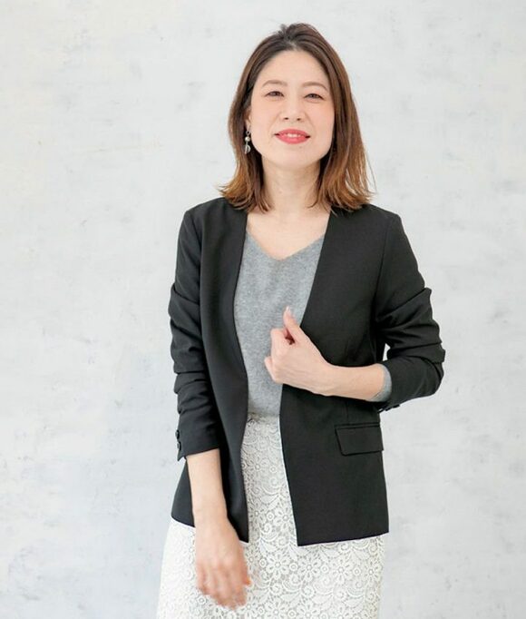 女性黒ジャケット