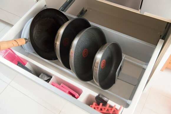 ブックエンド利用してフライパンを収納