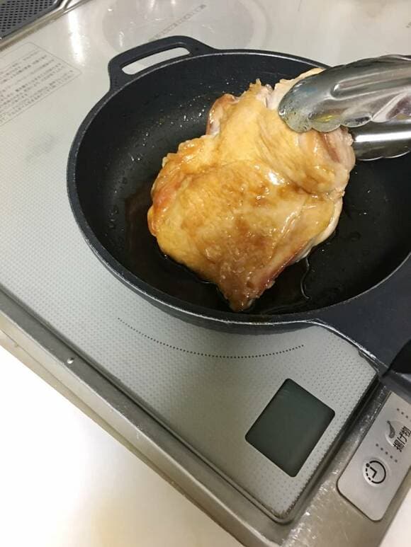 鶏肉を戻しタレを絡める様子