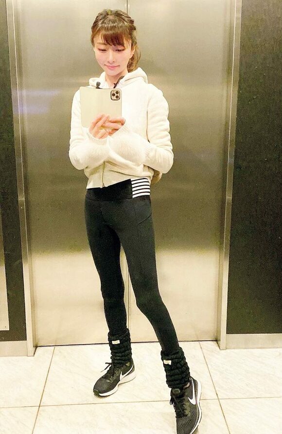 黒パンツ女性全身