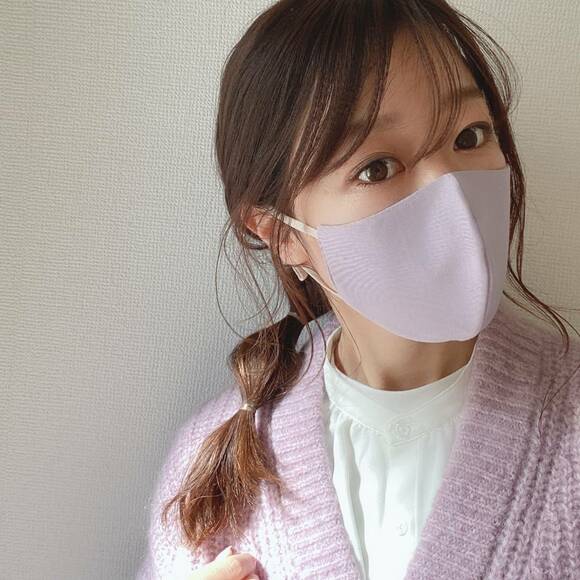 パープルマスクをつけたタマネギヘア女性
