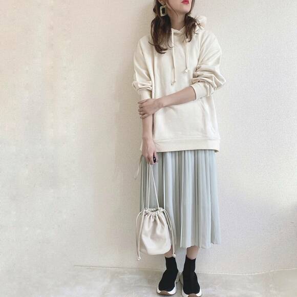 プリーツスカートと合わせたコーデ