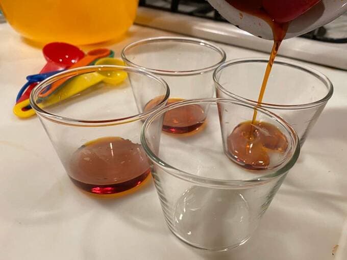 容器にカラメルソースを注ぐ