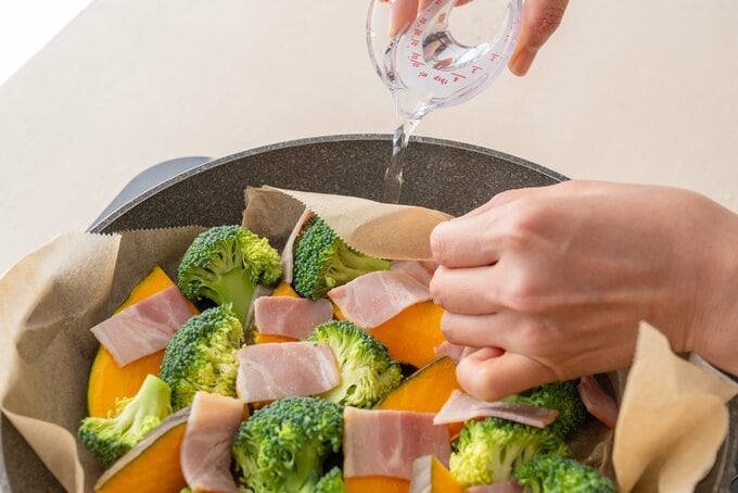 クッキングシートと材料に水を加える