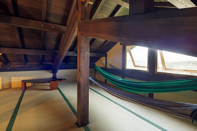 主寝室上部の畳敷きのロフト