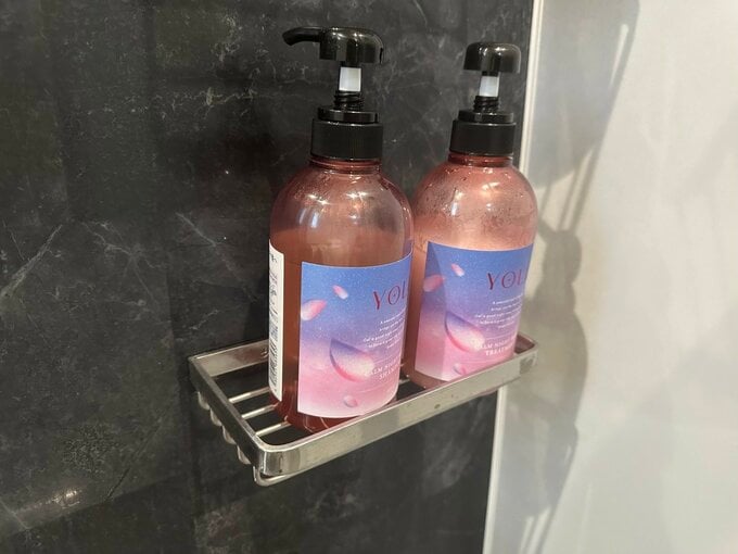 2つのネジで固定している小物ラック