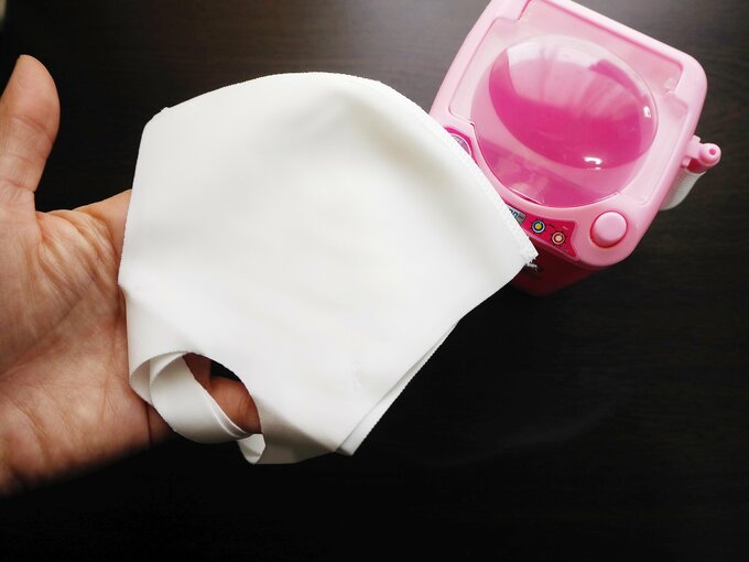 ミニ洗濯機にマスクを入れる