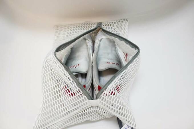 開いたネットに靴