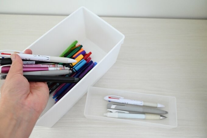 透明なボックスに入った文具