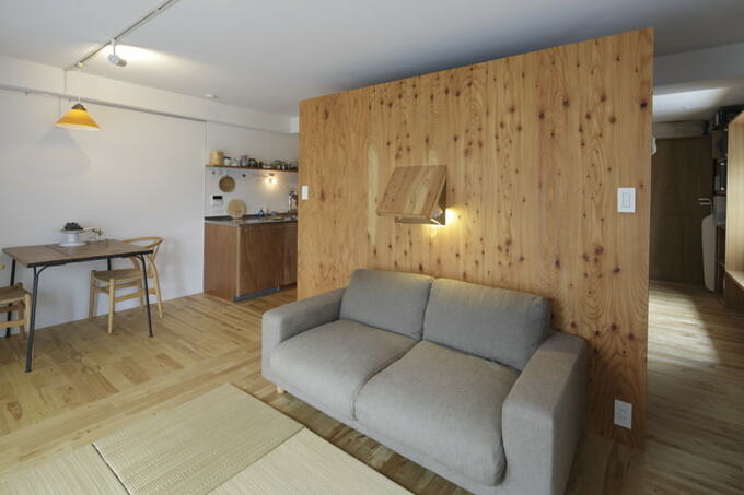 部屋の中心にある大きな箱