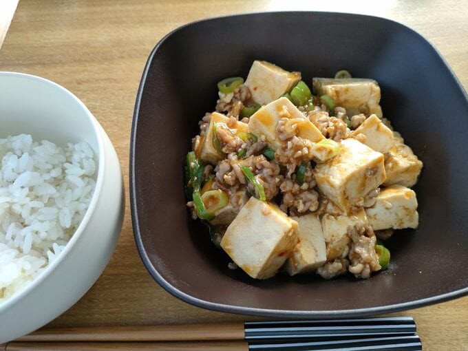 ラクちん麻婆豆腐。ネギと豆腐を切って素を入れるだけで完成