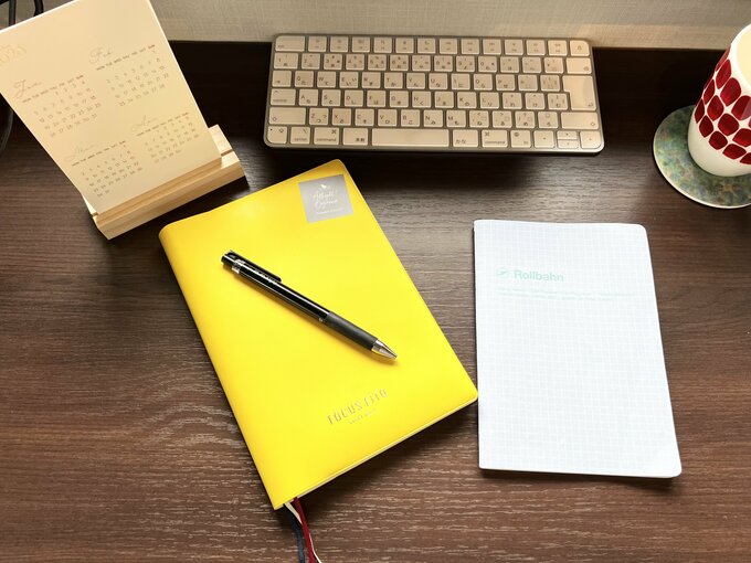 黄色い手帳とペン