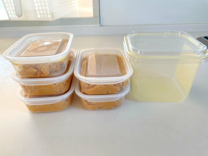 味噌が入った保存容器