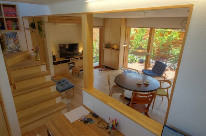 階段がリビングとダイニングの延長に