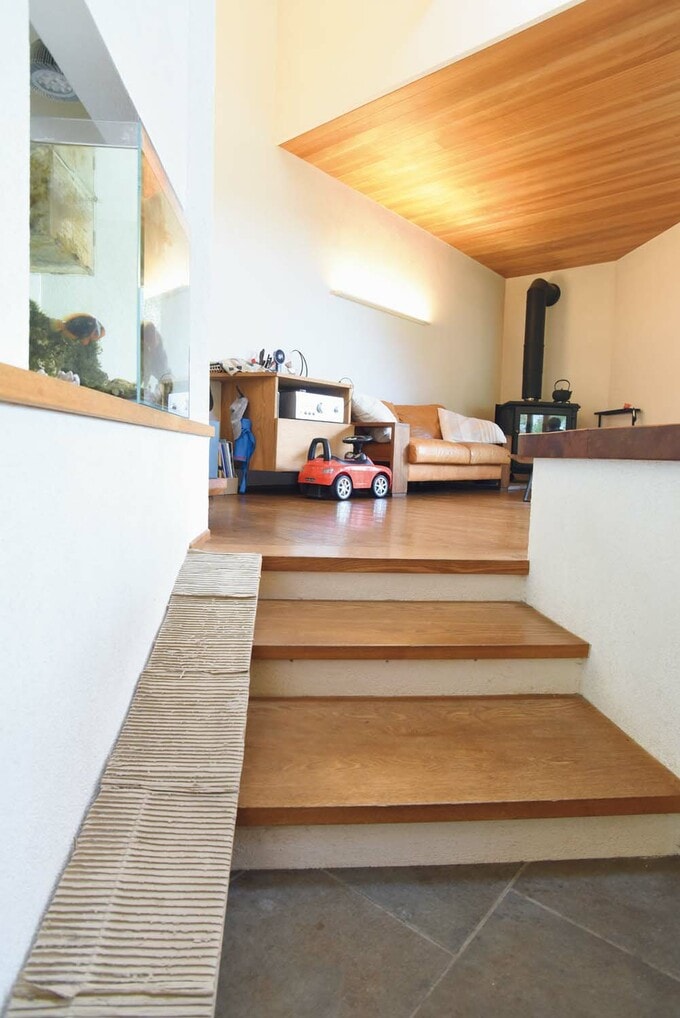 キッチンはリビングより床レベルを下げて配置