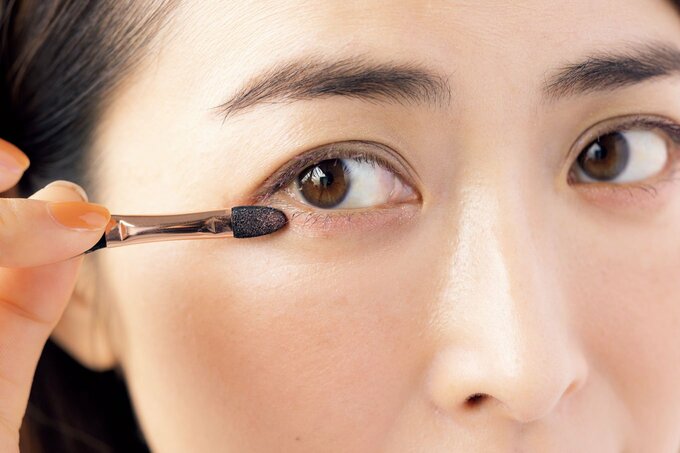 下まぶたに塗る様子