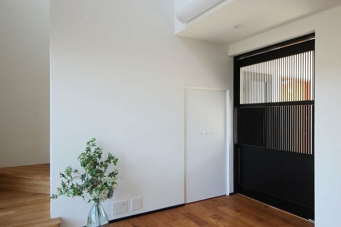 格子戸を閉めて、ルーバーの角度を変えた状態