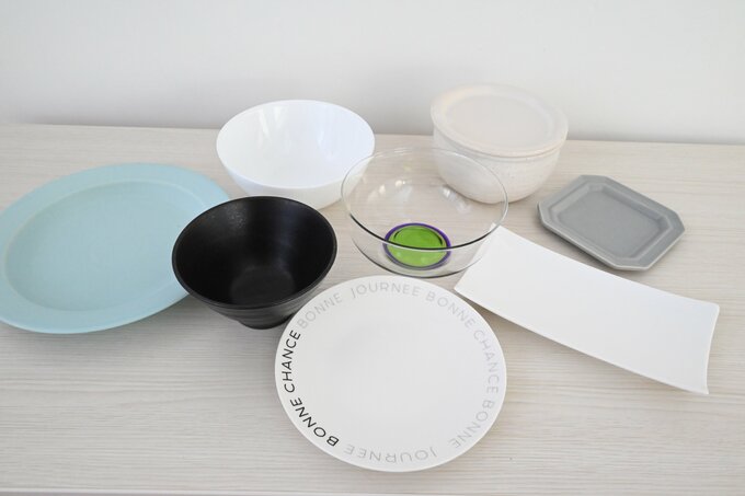 無地で少し深さのあるお皿