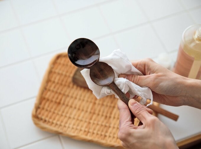 調理道具を手入れする様子