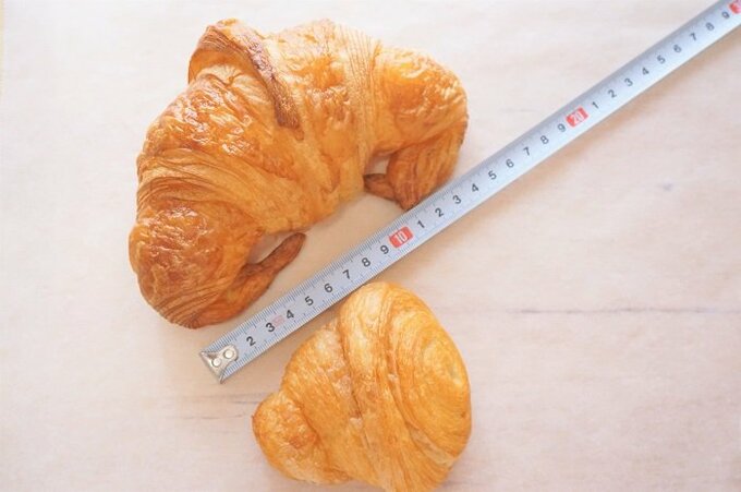 メゾン・ランドゥメンヌのジェポネと、いちばん小ぶりだった365日のクロワッサンの大きさを図る様子