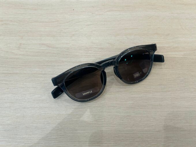 クリア素材のフレームのサングラス