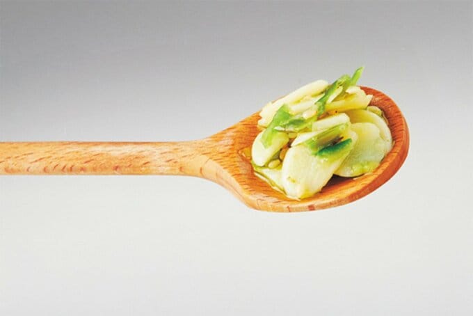 スプーンにのったにんにく辣油