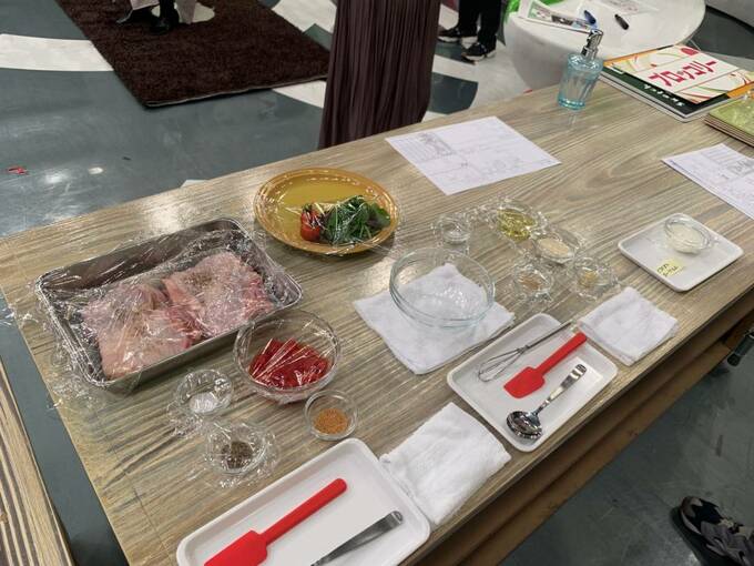 ラップがされている料理の材料など