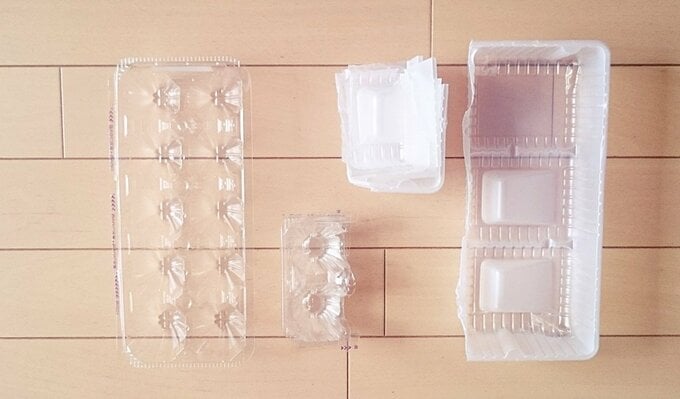 プラスティック製のトレイなど