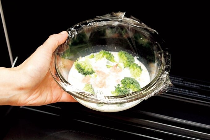 ボウルを電子レンジに入れる