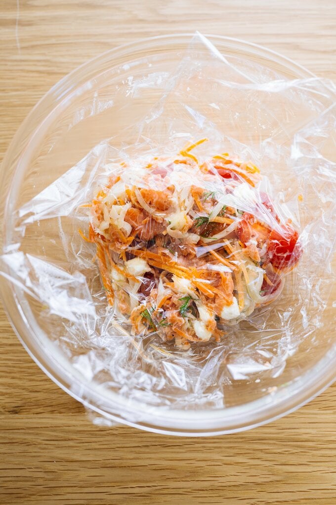 冷やして味をなじませる