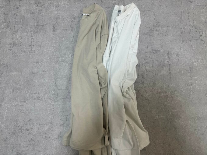 ユニクロの白とベージュの長袖カットソー