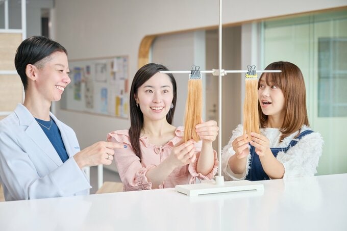 シャンプー・コンディショナーで処理した髪、処理していない髪でブラッシングを500回した後の違いを触って実感