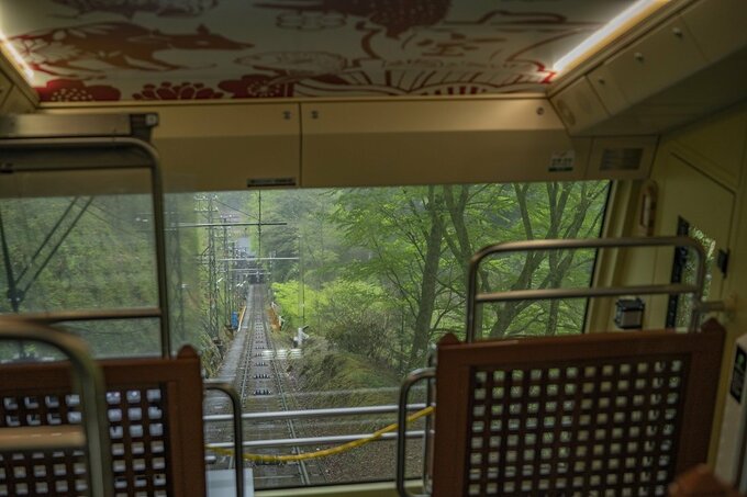 ケーブルカーの車窓。