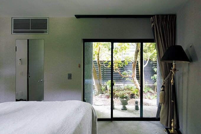 1階の窓から見た庭