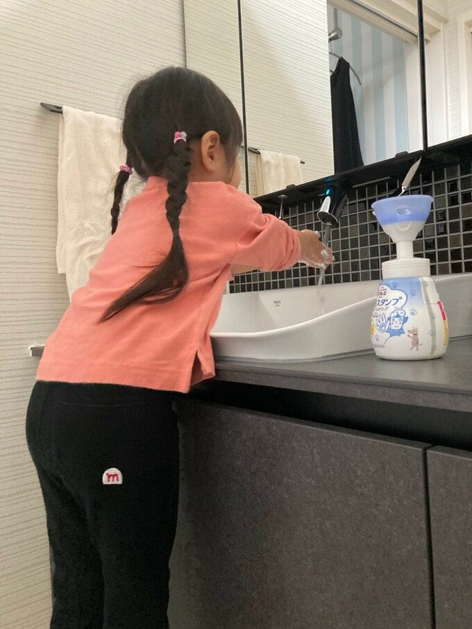 幼い子が洗面を使う様子