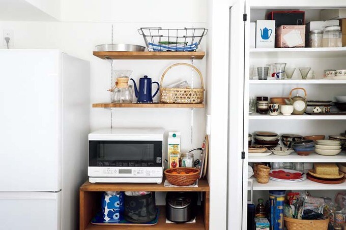 キッチン背面は収納を作りつけ