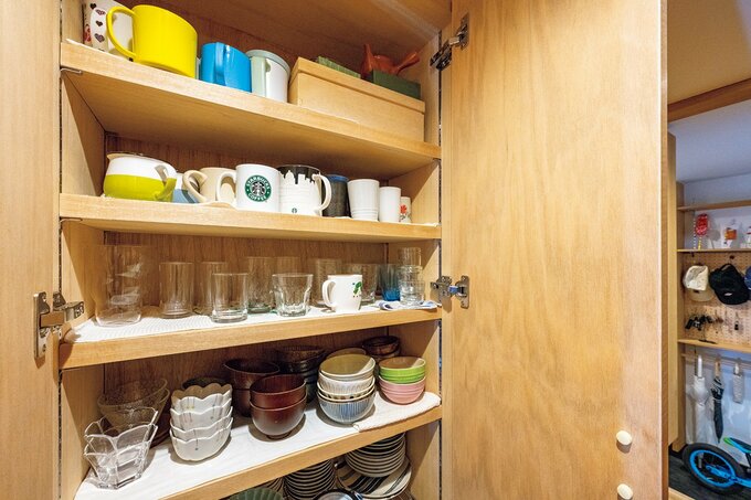 ゲストに見えない裏動線に設けたパントリー