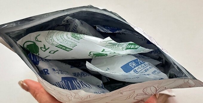 写真：保冷剤を袋の中に入れる