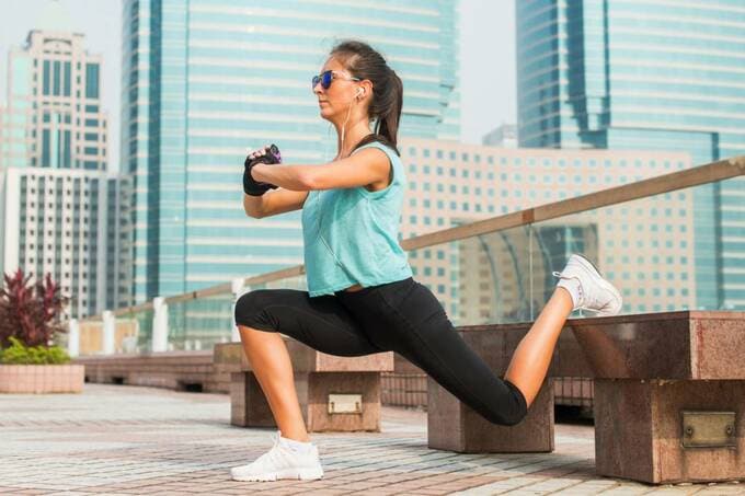 スクワットをする女性