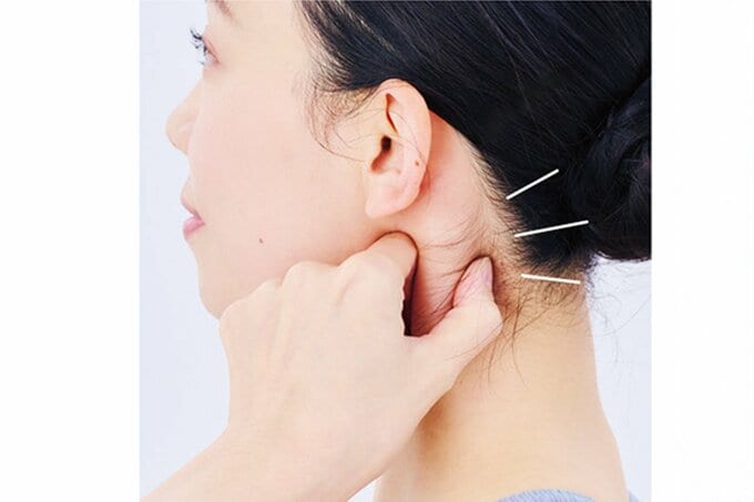 胸鎖乳突筋をつかむ女性 