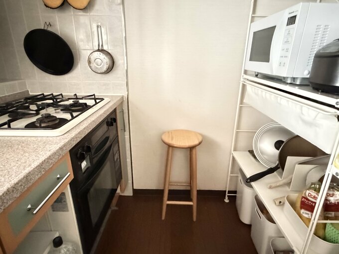 電子レンジをオーブンの対面の位置に設置