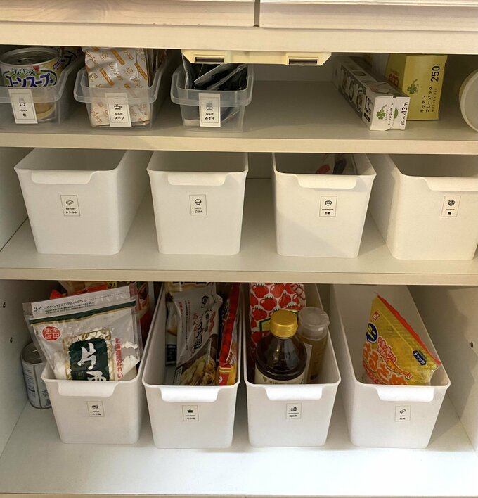 収納ケースが４つずつ２段に並んでいる