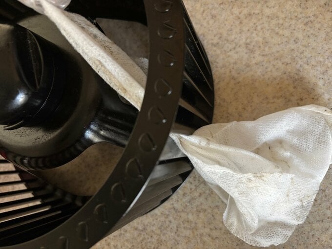 写真：換気扇の細かい目をふく