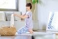 洗濯物をたたみながらできる「ヨガポーズ」。末端の冷えや肩こりの改善にも