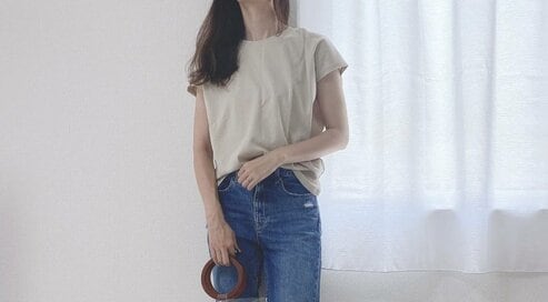 ユニクロのフレンチスリーブT。1000円で二の腕が細く見える