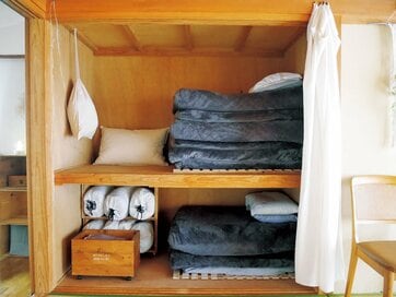 古い借家の押し入れを快適に使うテク。目隠し布で収納も掃除もラクに