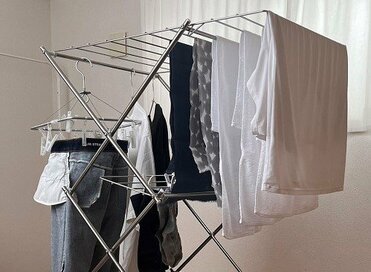夫婦2人暮らしの「リアルな部屋干し」。乾燥機なし、ベランダ干し不可でも梅雨を乗りきる工夫