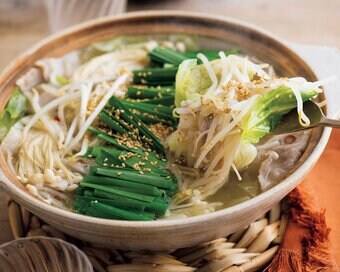 たっぷりモヤシと豚バラのうま塩鍋。たくさん食べても罪悪感ゼロ