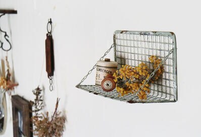 セリアの「焼き網」で壁掛けメッシュラックをDIY。「曲げて引っかける」だけ！